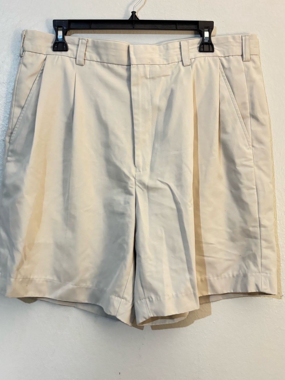 Izod cream pleated shorts Size 36" #preppy #summer